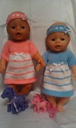 Одежда для кукол BABY BORN.Подходит для кукол-пупсов ростом 40-43см.Вся одежда выполнена вручную из натуральных качественных тканей,что позволяет стирать и гладить одежку!Высокое качество исполнения работы порадует Вас и Вашего ребенка.Каждая девочка будет рада такому подарку.Вязаное платье+повязка