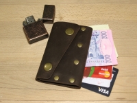 Компактний шкіряний гаманець. Оригінальний дизайн, простий у використанні. Легко покласти його в кишеню джинсів. Високоякісна шкіра "Crazy Horse" гарантує довгі роки використання.
Цей гаманець буде чудовим подарунком для всіх, хто цінує якість та стиль.

Не будь у “тренді”... Просто “BeCool”

-----
Застібка: 2 кнопки
Ви можете покласти до 6 кредитних карток + готівку
Вміщується у кишеню джинсів
Повністю ручна робота
Якісна шкіра "Crazy Horse"

-----
Розмір
7,5 см х 11 см

-----
Колір
Коричневий (можливі кольори: коричневий, оливковий, коньячний)