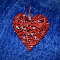 Handmade В работе использованы материалы: подвеска (ротанг, металл), искусственный жемчуг на леске, атласная лента. Размер: диаметр 15 см. Сердце - символ праздника День Святого Валентина! Сердце-подвеска украсит дом любимого Вами человека!